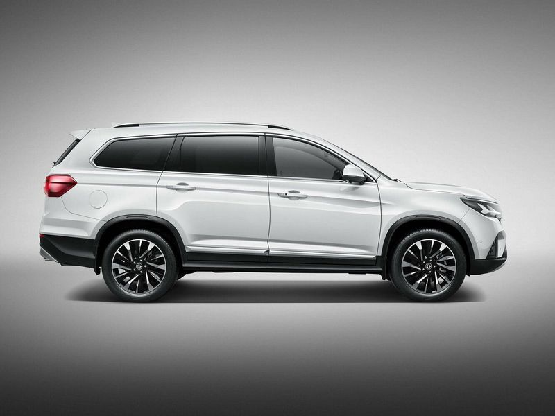 DongFeng Forthing T5L، دفع رباعي 5 أبواب — منظر من الجانب الأيسر