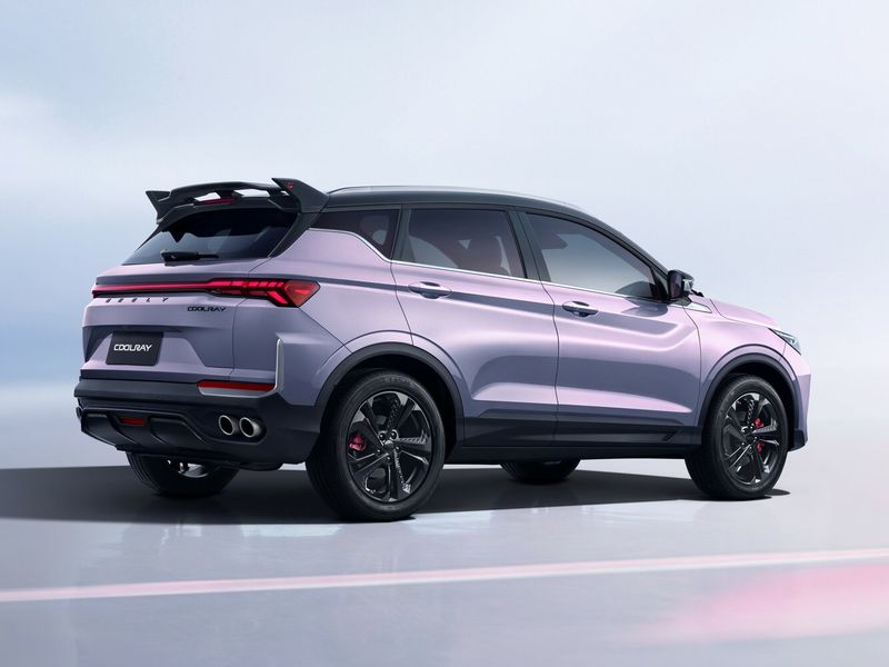 Geely Coolray I تجميل الوجه 2، دفع رباعي 5 أبواب — منظر خلفي بزاوية ثلاثة أرباع