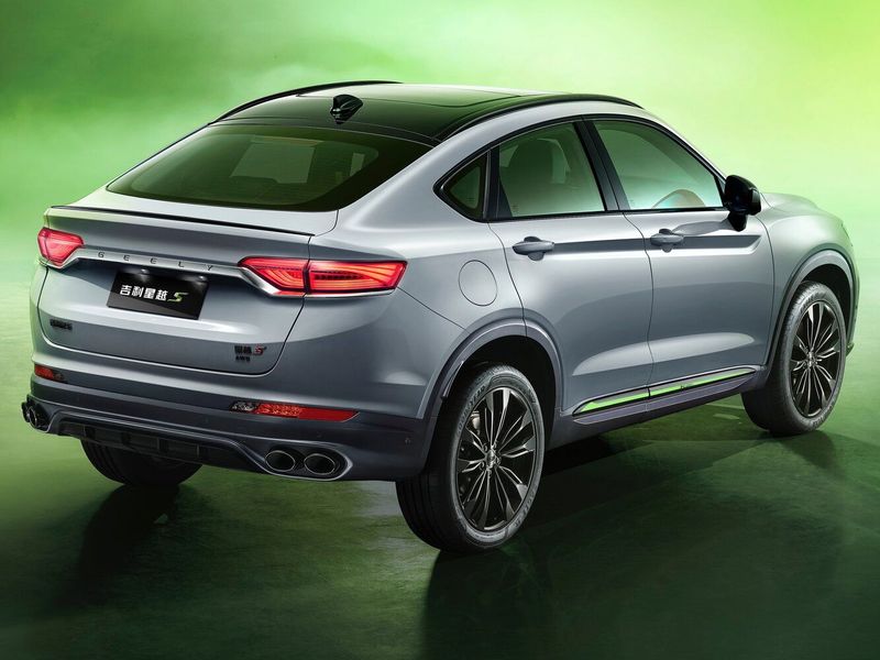 Geely Xingyue I فيس ليفت (S)، دفع رباعي 5 أبواب S — منظر خلفي بزاوية ثلاثة أرباع
