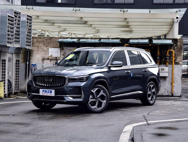 Geely Xingyue L I, Внедорожник 5 дв. — вид спереди в три четверти