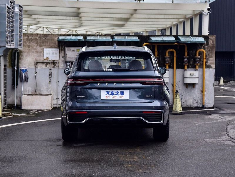 Geely Xingyue L I, Внедорожник 5 дв. — вид сзади