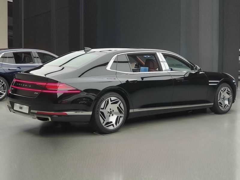 Genesis G90 II, Седан L — вид сзади в три четверти