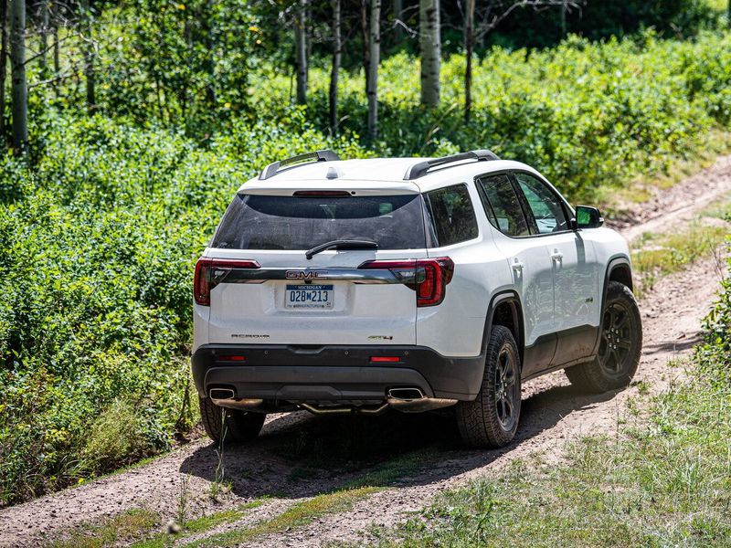GMC Acadia II Рестайлинг, Внедорожник 5 дв. — вид сзади в три четверти