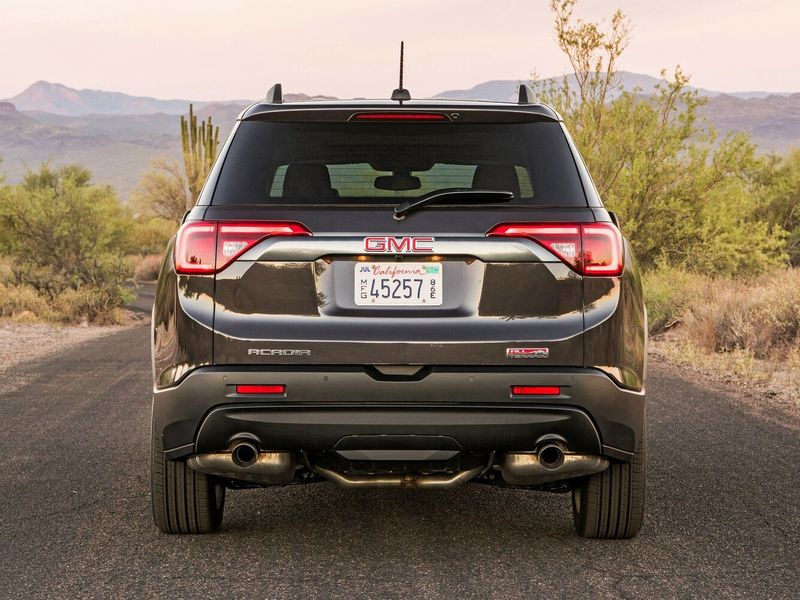 GMC Acadia ثانياً، دفع رباعي 5 أبواب — منظر خلفي