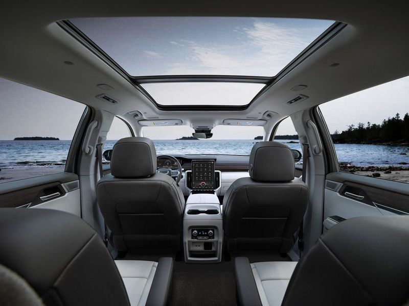 GMC Acadia ثالثاً، دفع رباعي 5 أبواب — منظر عام للمقصورة
