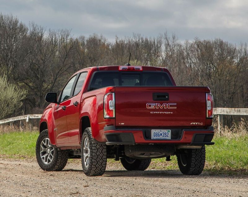 GMC Canyon II Рестайлинг, Пикап двойная кабина — вид сзади в три четверти