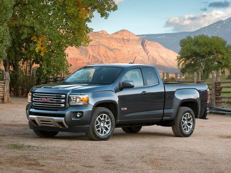 GMC Canyon ثانياً، بيك أب بكابينة ونصف — منظر أمامي أيمن