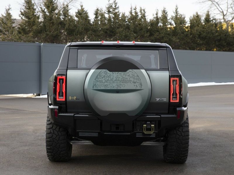 GMC Hummer EV، دفع رباعي 5 أبواب — منظر خلفي