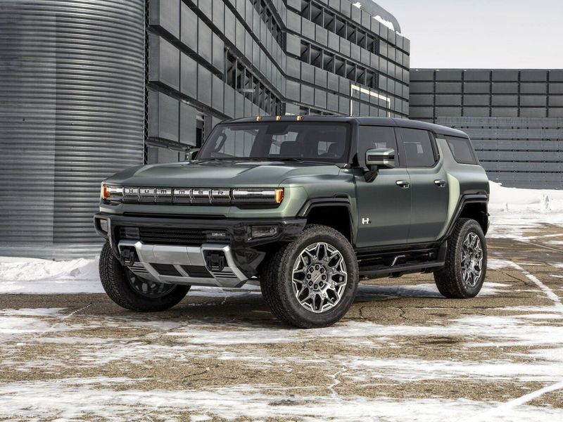 GMC Hummer EV، دفع رباعي 5 أبواب — منظر أمامي بزاوية ثلاثة أرباع