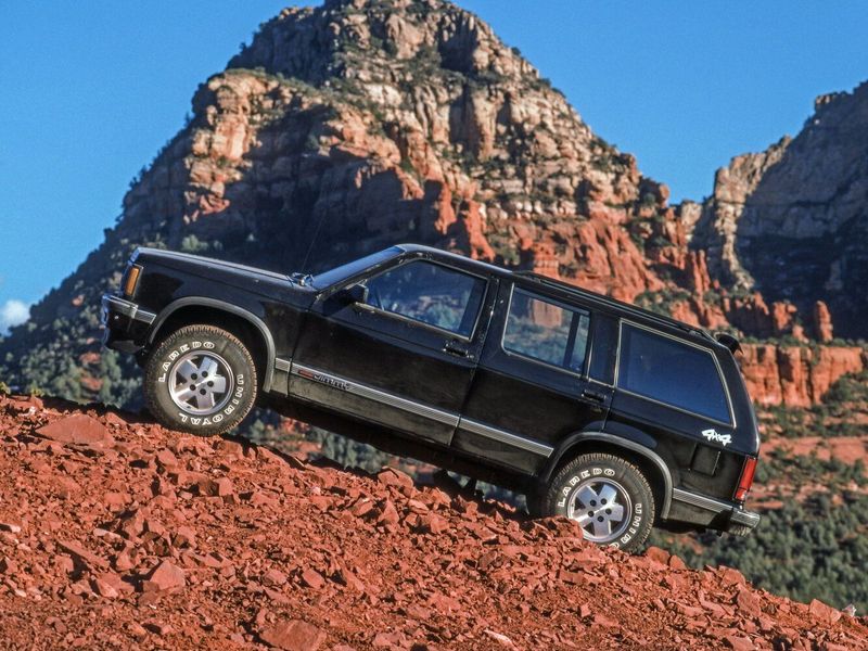 GMC Jimmy S-15, Внедорожник 5 дв. — вид сзади в три четверти