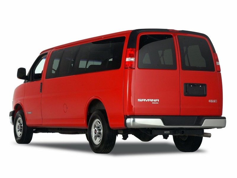 GMC Savana أنا فيس ليفت، ميني فان — منظر خلفي أيمن
