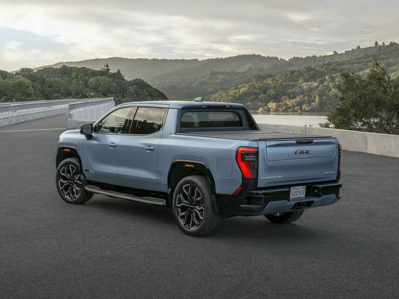 GMC Sierra فيس ليفت IV، بيك أب بكابينة مزدوجة EV — منظر خلفي بزاوية ثلاثة أرباع