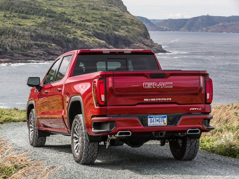 GMC Sierra رابعاً، بيك أب بكابينة مزدوجة Crew Cab — منظر خلفي بزاوية ثلاثة أرباع