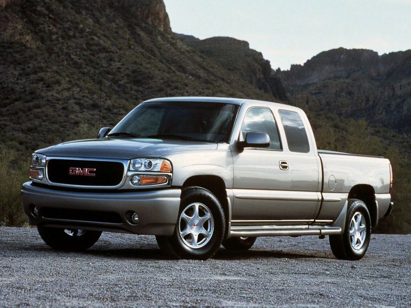 GMC Sierra ط (GMT800)، بيك أب بكابينة ونصف — منظر أمامي أيمن