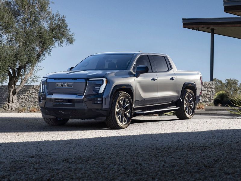 GMC Sierra فيس ليفت IV، بيك أب بكابينة مزدوجة EV — منظر أمامي أيسر