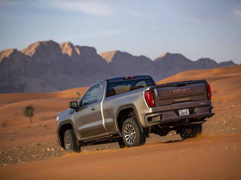 GMC Sierra رابعاً، بيك أب بكابينة مفردة Regular Cab — منظر خلفي بزاوية ثلاثة أرباع