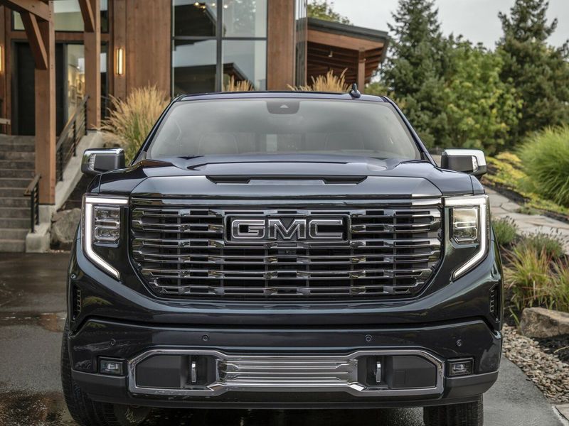 GMC Sierra فيس ليفت IV، بيك أب بكابينة مزدوجة Crew Cab — منظر أمامي