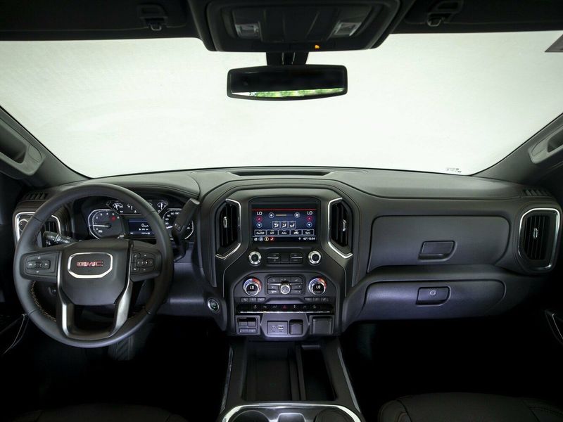 GMC Sierra رابعاً، بيك أب بكابينة مفردة Regular Cab — لوحة القيادة