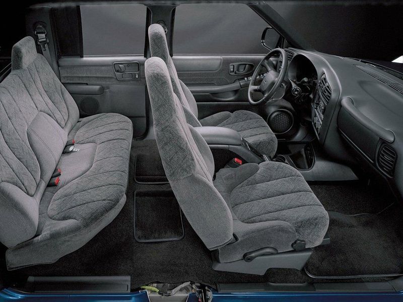 GMC Sonoma II(GMT400)، بيك أب بكابينة مزدوجة — منظر عام للمقصورة