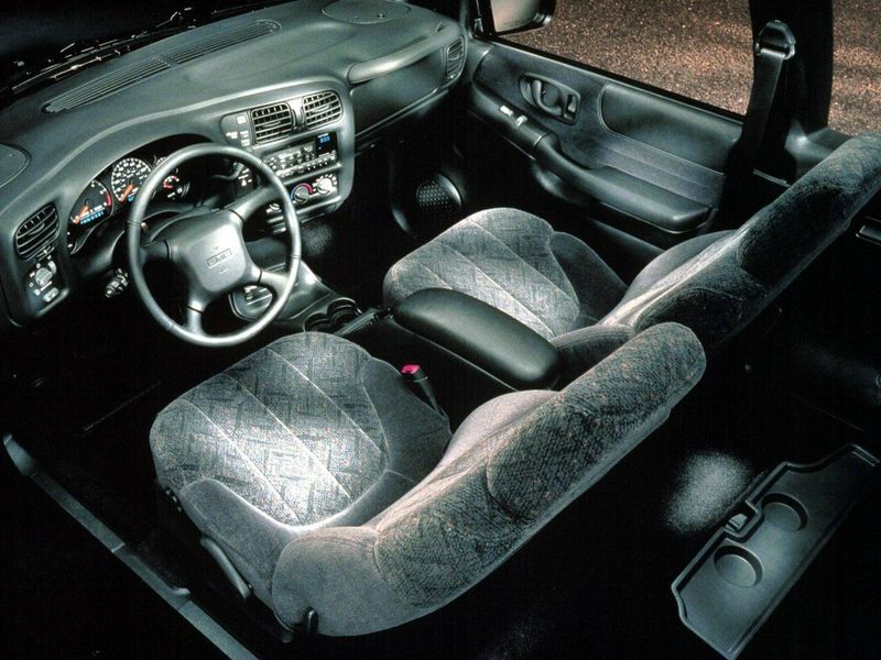 GMC Sonoma II(GMT400)، بيك أب بكابينة ونصف — منطقة السائق