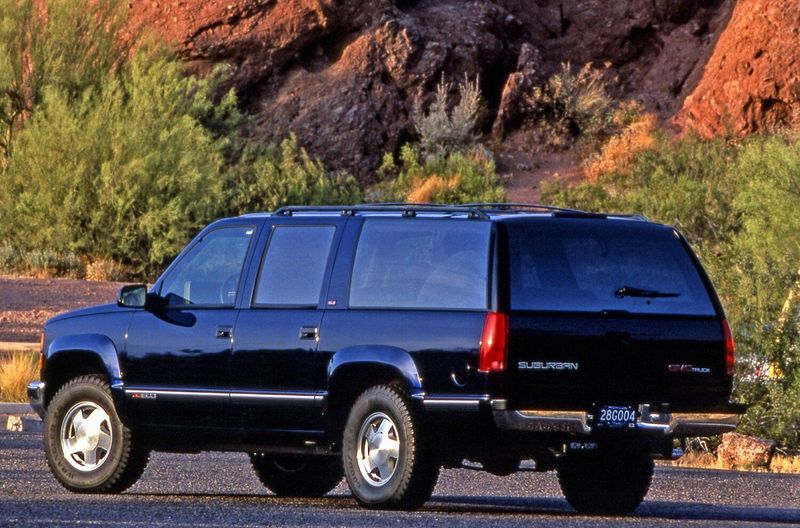 GMC Suburban، دفع رباعي 5 أبواب — منظر خلفي أيسر