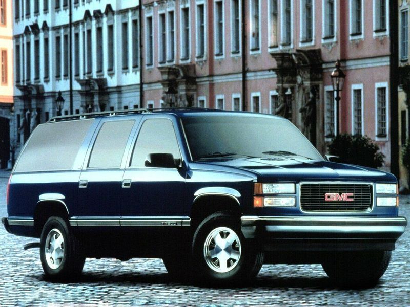 GMC Suburban، دفع رباعي 5 أبواب — منظر أمامي أيمن