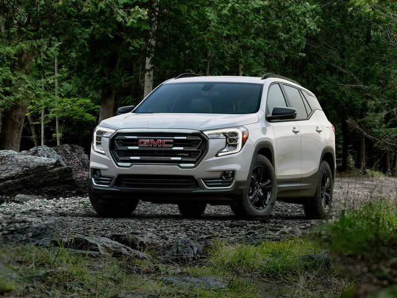 GMC Terrain II Рестайлинг, Внедорожник 5 дв. — вид спереди в три четверти
