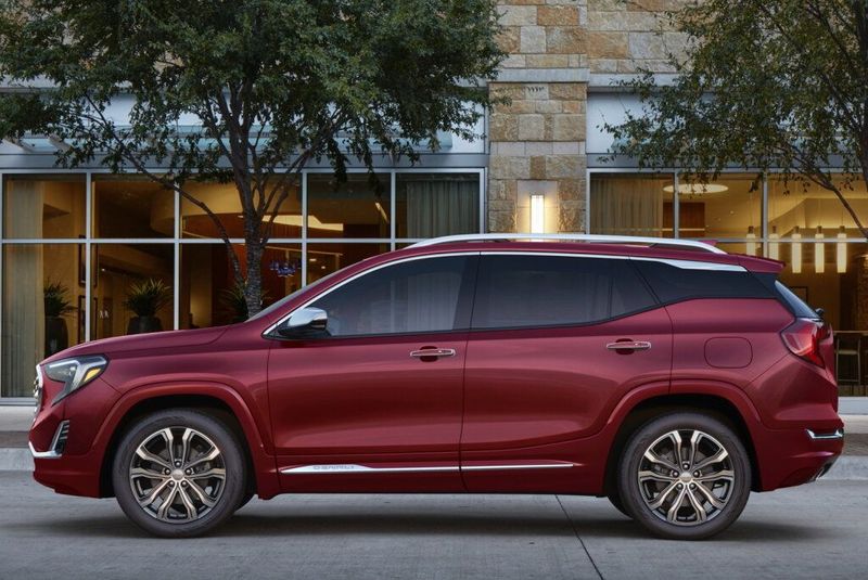 GMC Terrain ثانياً، دفع رباعي 5 أبواب — منظر من الجانب الأيسر