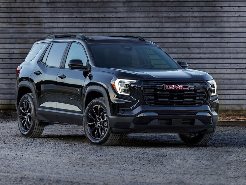 GMC Terrain ثالثاً، دفع رباعي 5 أبواب — منظر أمامي بزاوية ثلاثة أرباع