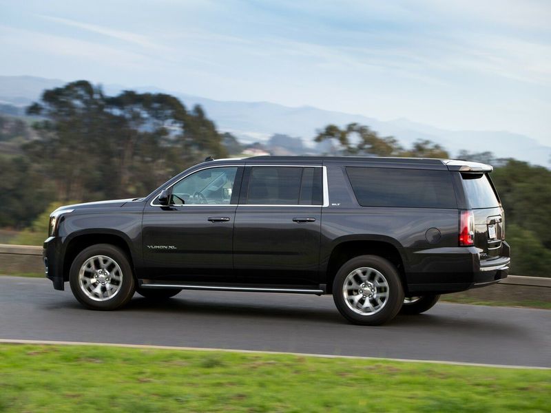 GMC Yukon IV (GMT K2UG)، دفع رباعي 5 أبواب XL — منظر من الجانب الأيسر