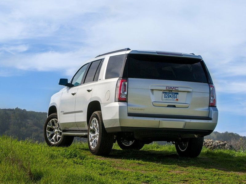 GMC Yukon IV (GMT K2UG)، دفع رباعي 5 أبواب — منظر خلفي أيسر