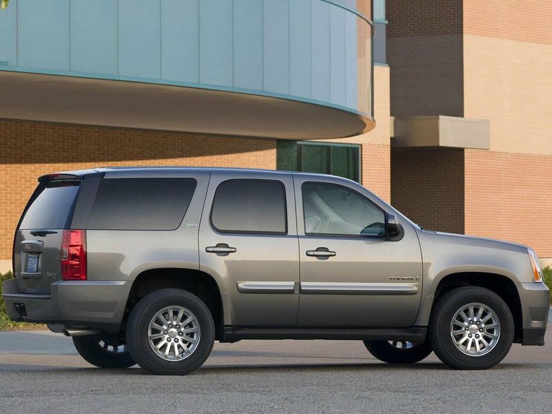 GMC Yukon III (GMT900)، دفع رباعي 5 أبواب — منظر من الجانب الأيمن