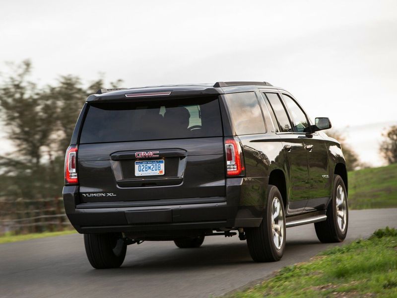 GMC Yukon IV (GMT K2UG)، دفع رباعي 5 أبواب XL — منظر خلفي أيمن