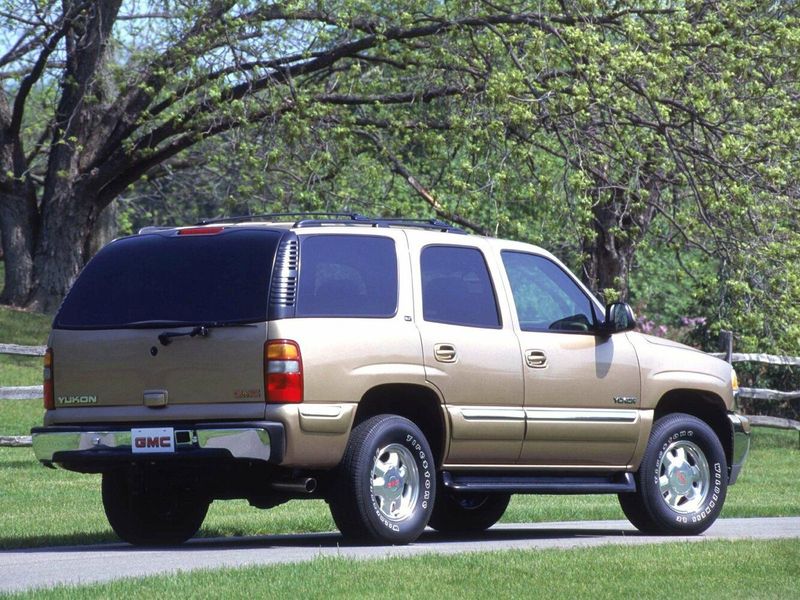 GMC Yukon II (GMT800)، دفع رباعي 5 أبواب — منظر خلفي أيمن