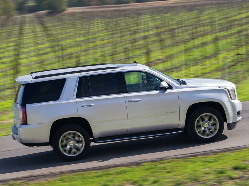 GMC Yukon IV (GMT K2UG)، دفع رباعي 5 أبواب — منظر أمامي أيمن