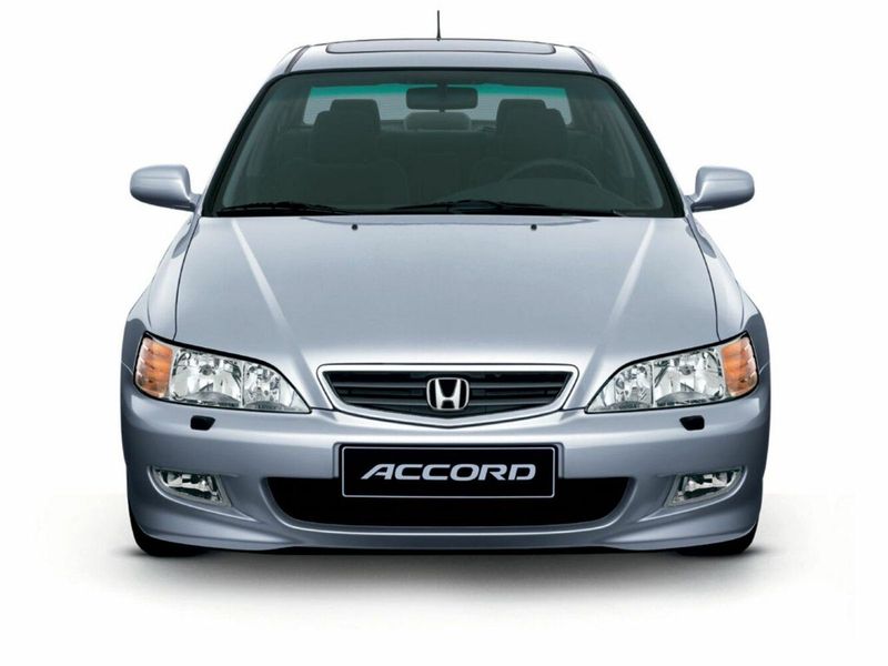 Honda Accord VI, Седан — вид спереди