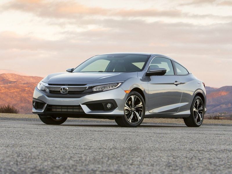 Honda Civic X, Купе — вид спереди справа