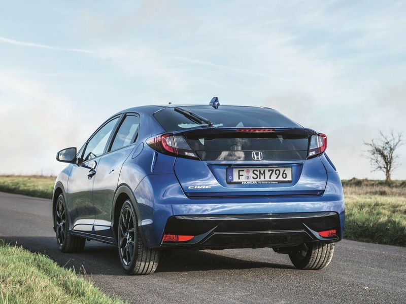 Honda Civic IX Рестайлинг, Хэтчбек 5 дв. — вид сзади слева