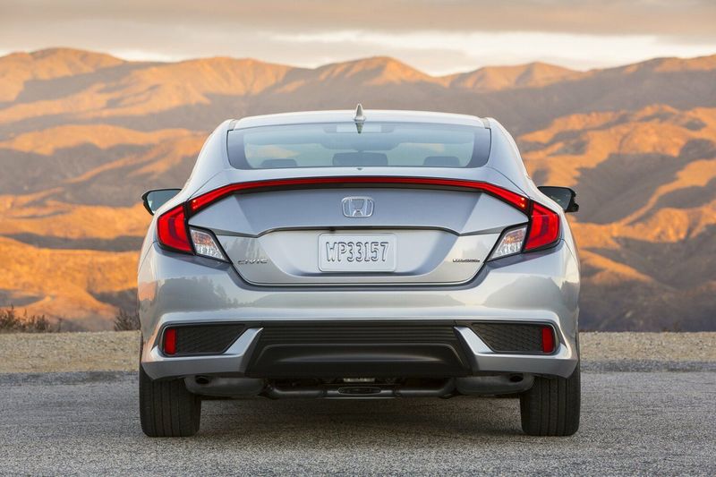 Honda Civic X, Купе — вид сзади