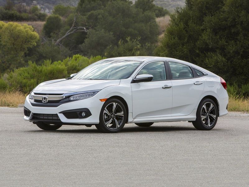 Honda Civic X, Седан — вид спереди справа