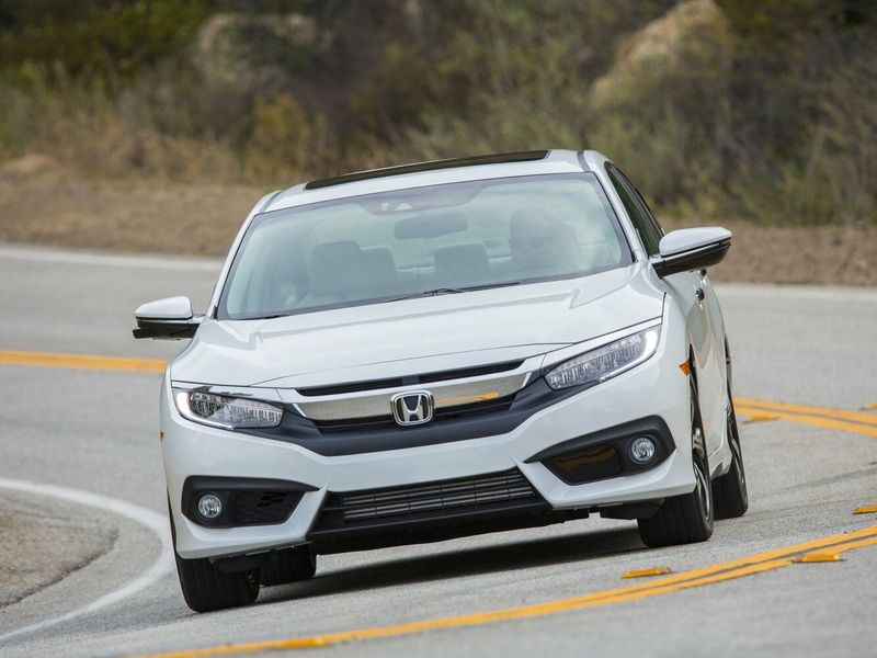 Honda Civic X, Седан — вид спереди слева