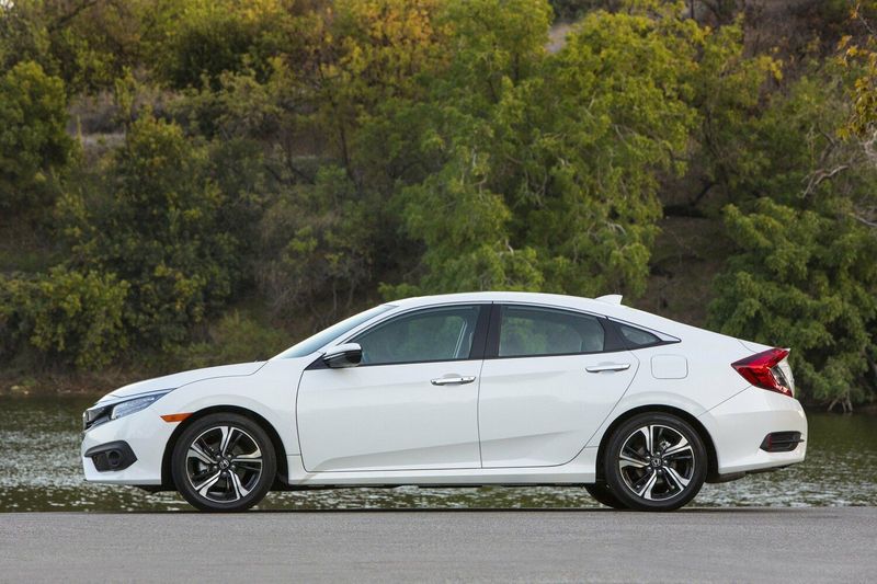 Honda Civic X, Седан — вид слева