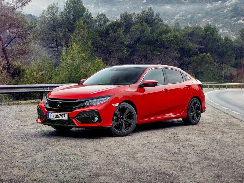 Honda Civic X, Хэтчбек 5 дв. — вид спереди справа