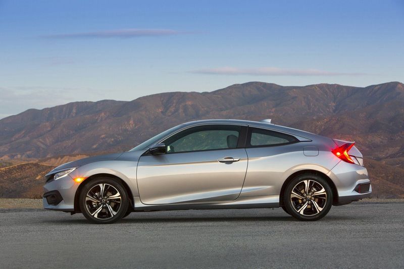 Honda Civic X, Купе — вид слева