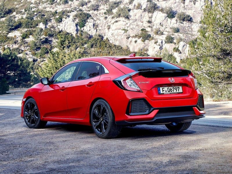 Honda Civic X, Хэтчбек 5 дв. — вид сзади справа