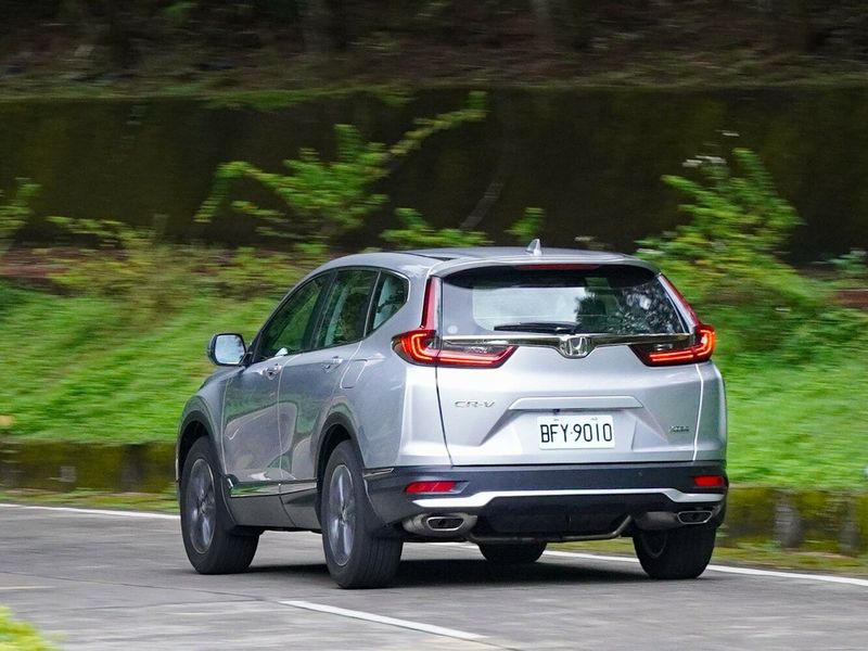Honda CR-V فيس ليفت V، دفع رباعي 5 أبواب — منظر خلفي أيسر