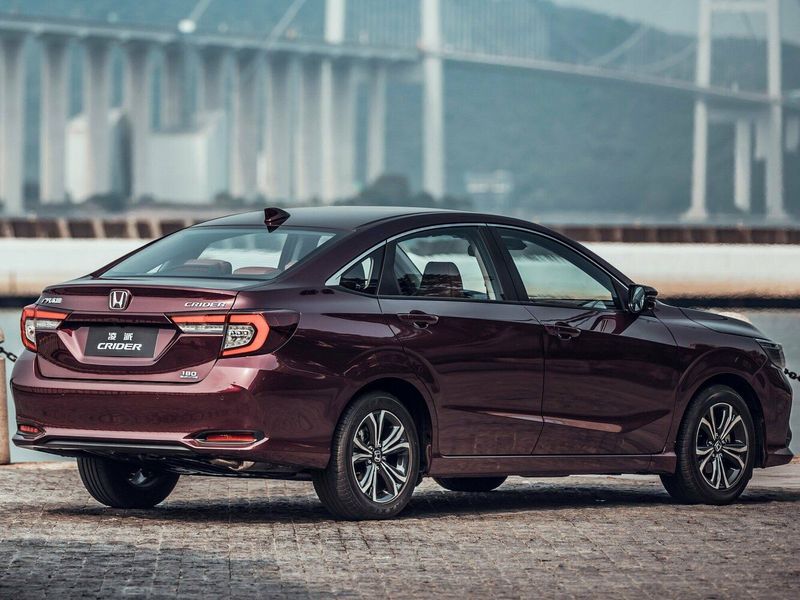 Honda Crider II Рестайлинг, Седан — вид сзади в три четверти
