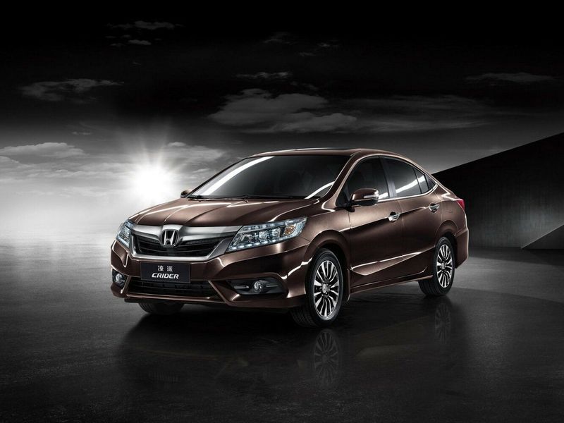 Honda Crider I, Седан — вид спереди в три четверти