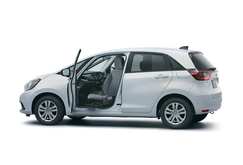 Honda Fit IV Рестайлинг, Хэтчбек 5 дв. — вид спереди в три четверти
