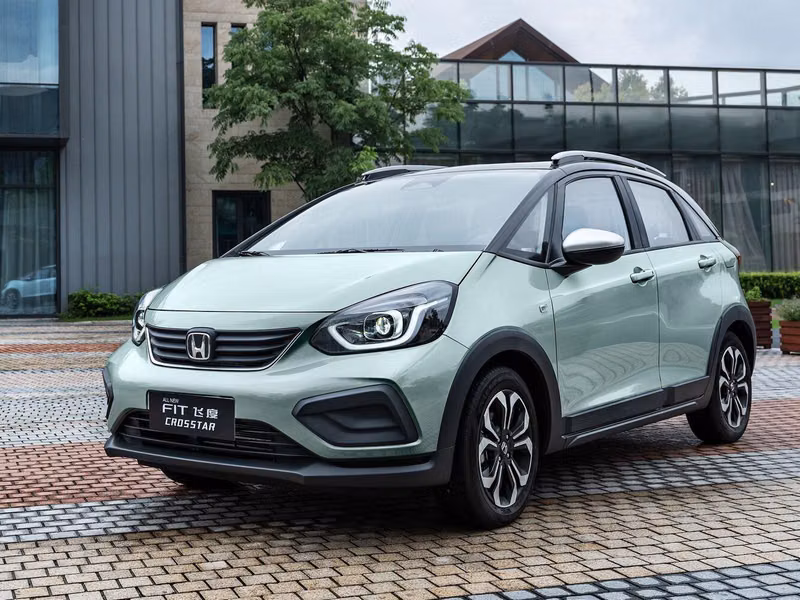 Honda Fit IV Рестайлинг, Хэтчбек 5 дв. Crosstar — вид спереди в три четверти